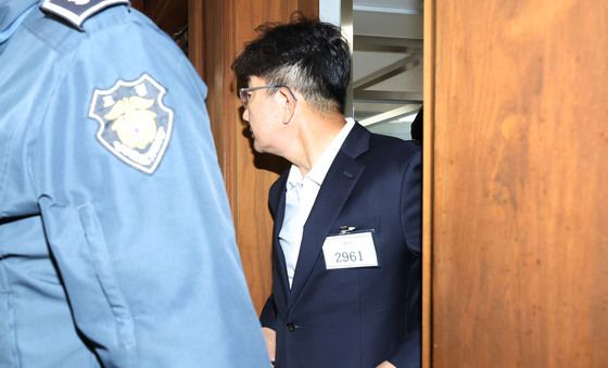 법정 들어서는 권성동