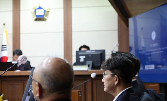 권성동 국민의힘 의원, 첫 공판 출석