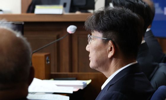 피고인석 앉은 권성동