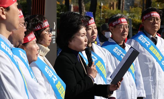 대통령실 앞 한약사 문제 입장문 읽는 권영희 대한약사회 회장