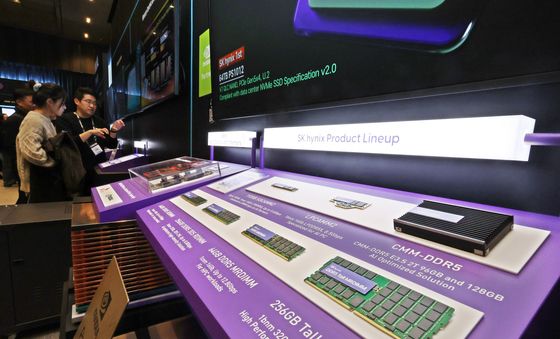 SK하이닉스 반도체 라인업 살펴보는 관람객들