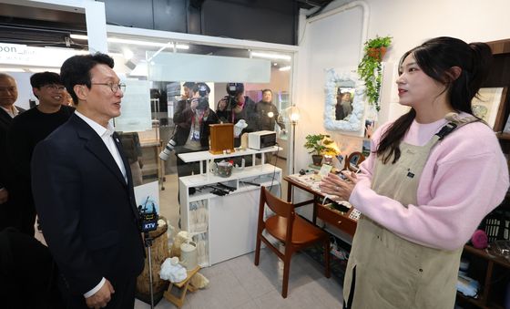 김민석 총리, 경동시장 청년몰 방문