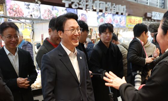 김민석 총리, 경동시장 방문해 상인 고충 청취