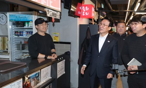 김민석 총리, 경동시장 청년몰 방문