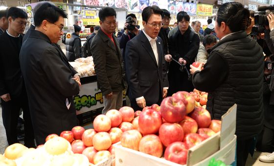 김민석 총리, 경동시장 방문해 상인 고충 청취