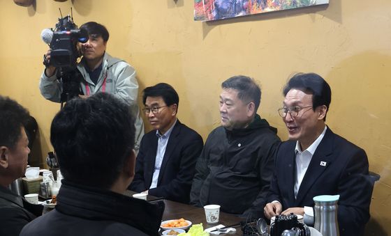 상인들과 식사 갖는 김민석 총리