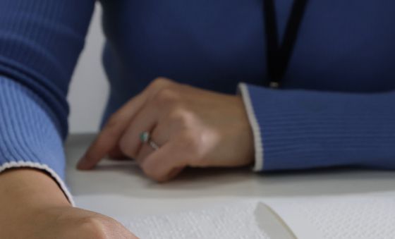 완성된 점자책 검수하는 도서관 관계자