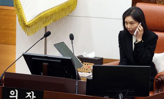 전화통화하는 최호정 의장