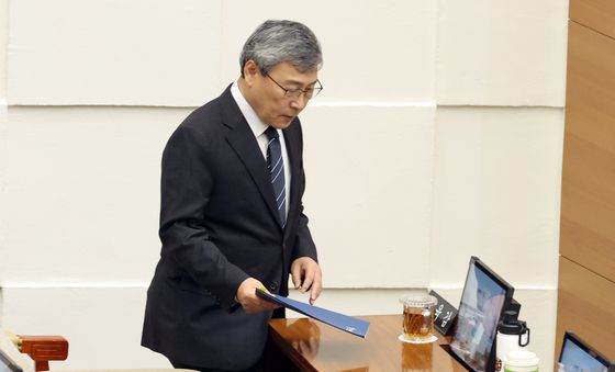 시의회 제333회 정례회 1차 본회의 참석하는 정근식 교육감