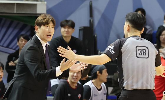 항의하는 현대모비스 양동근 감독