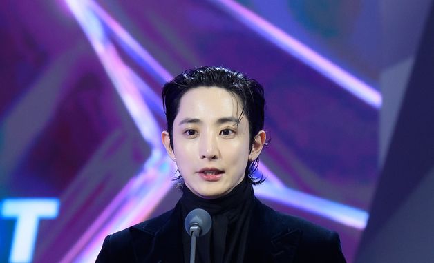 이수혁, 빛나는 시상자