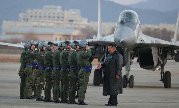 김정은, 공군 80돌 참석