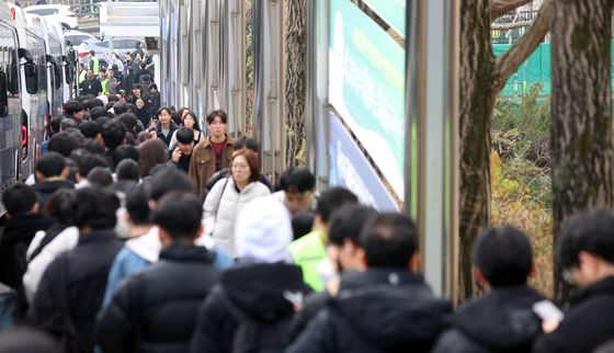 국민대 자연계 논술 실시…대학별 고사 열기 이어져