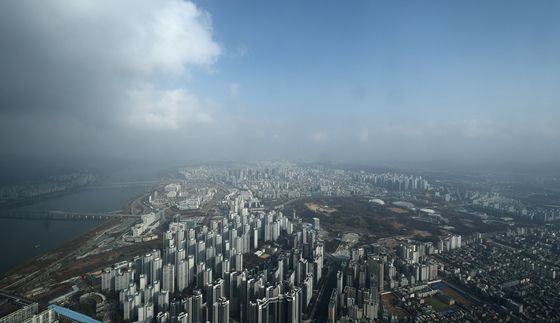 미세먼지 너머 파랗게 모습 보이는 하늘