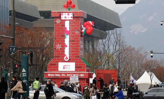 연말 나눔 신호탄…광화문에 사랑의 온도탑 올라