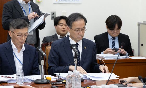 조세소위 참석한 이형일 1차관