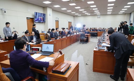 의사봉 두드리는 임이자 위원장