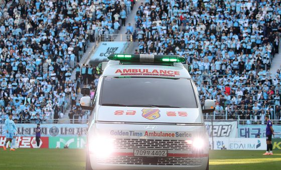 그라운드 질주하는 구급차