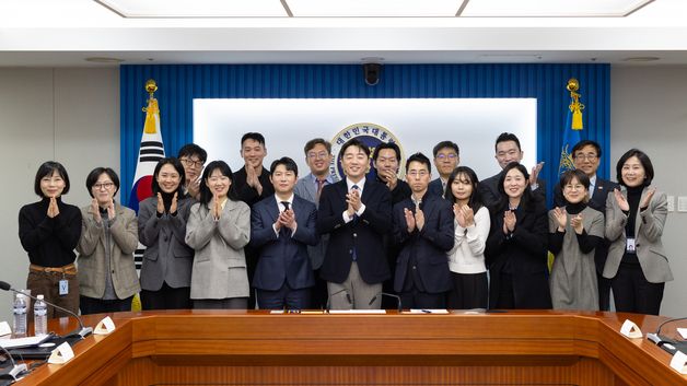 청년미래자문단 출범식 기념촬영 하는 강훈식 비서실장