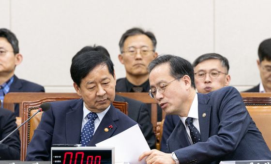 대화 나누는 구윤철 장관과 이형일 차관