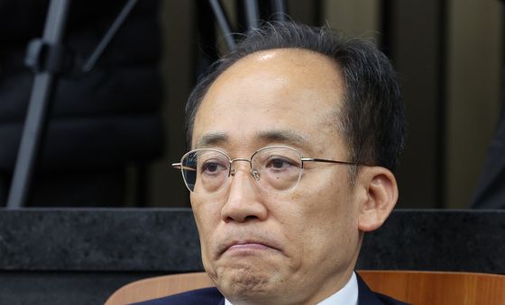 굳은 표정의 추경호