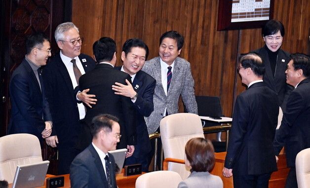 박찬대와 포옹하는 정청래 대표