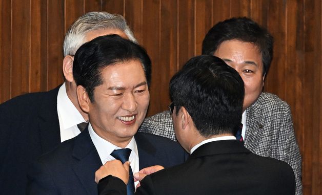 정청래 넥타이 정리해주는 박찬대