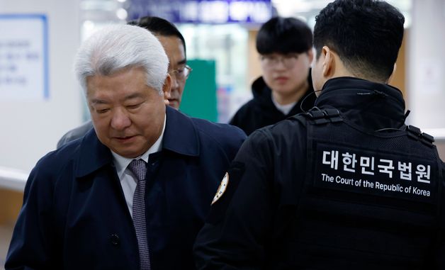 법정 향하는 윤석열 전 대통령 측 김홍일 변호사