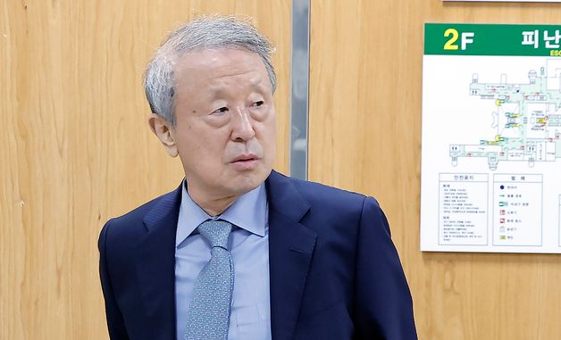 200억 원대 횡령·배임 혐의 홍원식 전 회장, 공판 출석