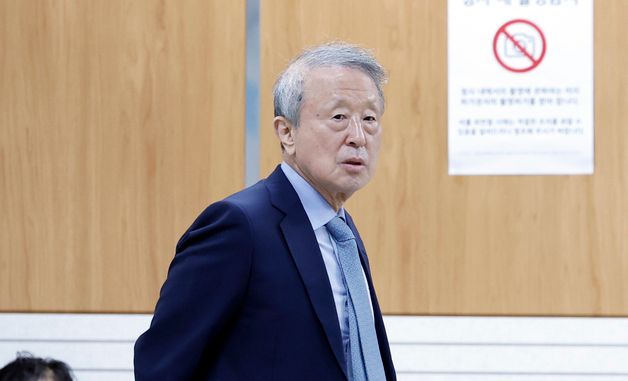 공판 출석 위해 법원 도착한 홍원식 전 남양유업 회장