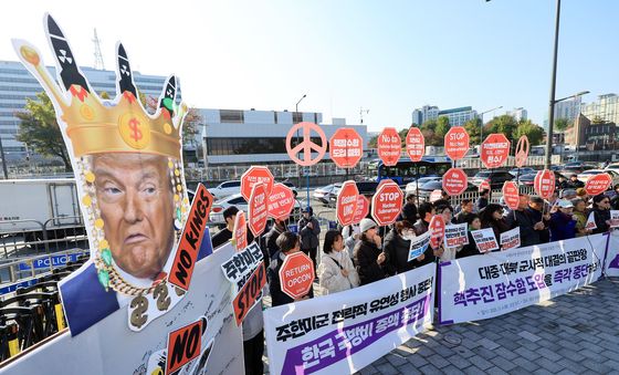 구호 외치는 평화와통일을여는사람들