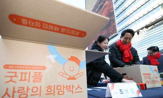 '희망박스'에 식료품 담는 오세훈 시장