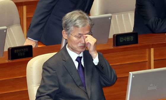 안경 고쳐쓰는 조희대 대법원장