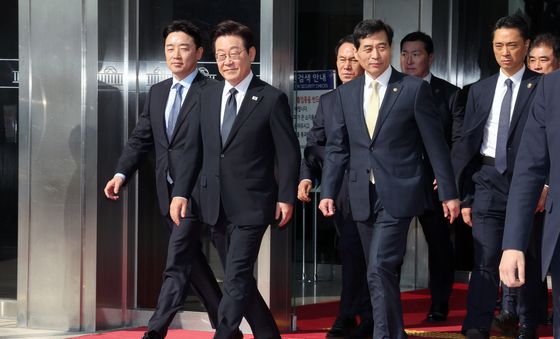 시정연설 마치고 국회 나서는 이재명 대통령