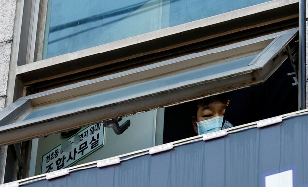 천호동 흉기 난동 현장 조사하는 경찰 과학수사대