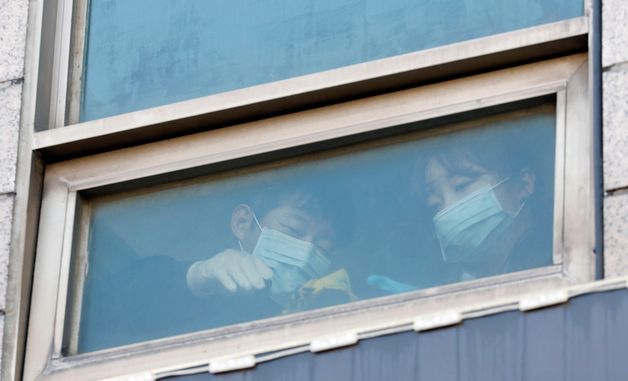 흉기 난동 사건 현장 폴리스라인 설치하는 과학수사대