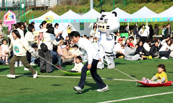 아이들과 즐거운 시간 보내는 서강석 구청장
