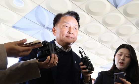 영등포경찰서로 출석하는 김영환 충북지사