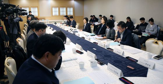 제6차 장기요양위원회 회의 주재하는 이스란 차관