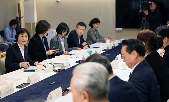 장기요양위원회의 주재하는 이스란 차관