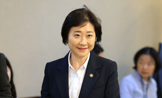 장기요양위원회의 참석하는 이스란 차관