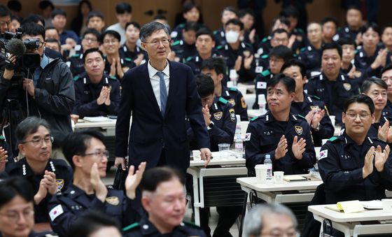 경비경찰 박수받는 문형배 전 권한대행