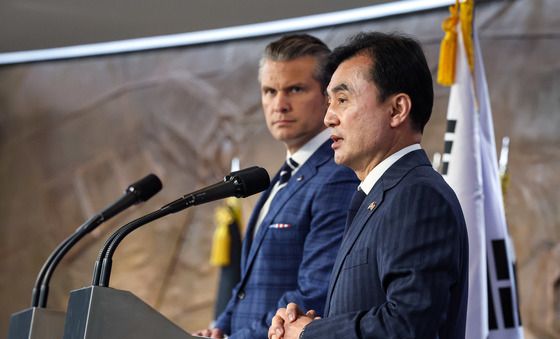 질문에 답하는 안규백 국방부 장관