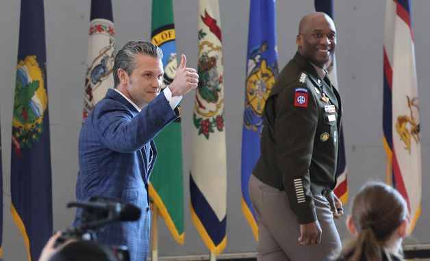 장병들을 향해 엄지를 치켜 세우는 피트 헤그세스 장관