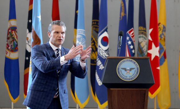 격려사하는 피트 헤그세스 미 전쟁부 장관