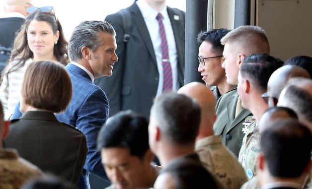 한미 장병들과 인사 나누는 피트 헤그세스 장관