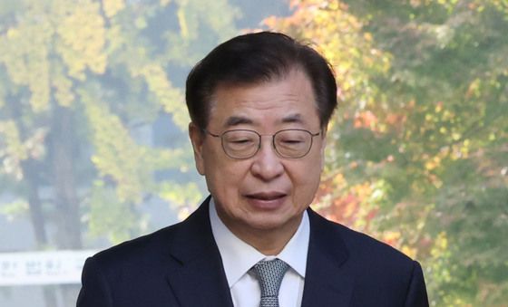 고개숙인 서훈 전 국가안보실장