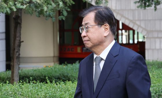 법정 향하는 서훈 전 국가안보실장