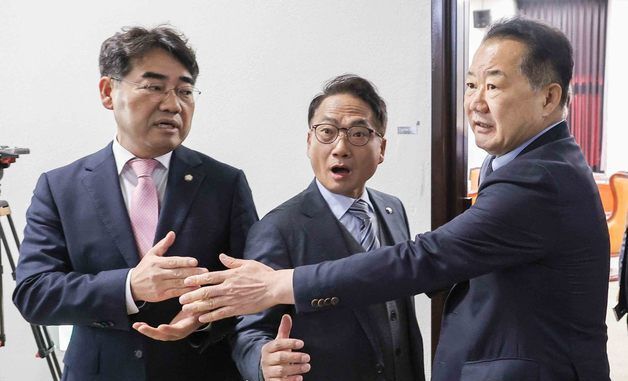 [국감]여야 간사 만류하는 신성범 국회 정보위원장