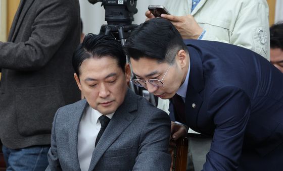 박준태 의원과 대화하는 장동혁 대표